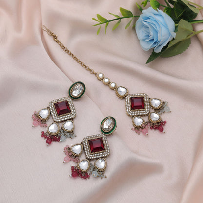 Elegantes mehrfarbiges Kundan Ohrring-Tikka-Set mit ethnischem Hochzeitskollektionsdesign