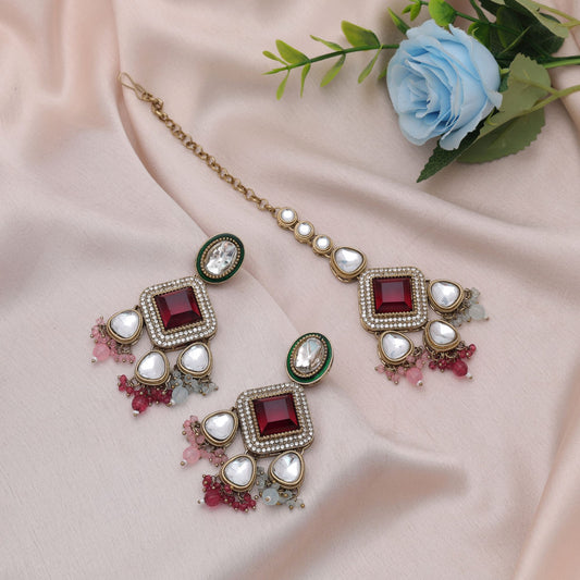 Elegantes mehrfarbiges Kundan Ohrring-Tikka-Set mit ethnischem Hochzeitskollektionsdesign