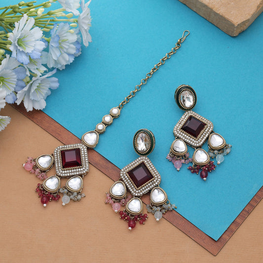 Elegantes mehrfarbiges Kundan Ohrring-Tikka-Set mit ethnischem Hochzeitskollektionsdesign