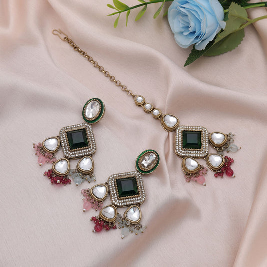 Stilvolles Multi Color Kundan Ohrringe Tikka Set für traditionelle Partys und Anlässe