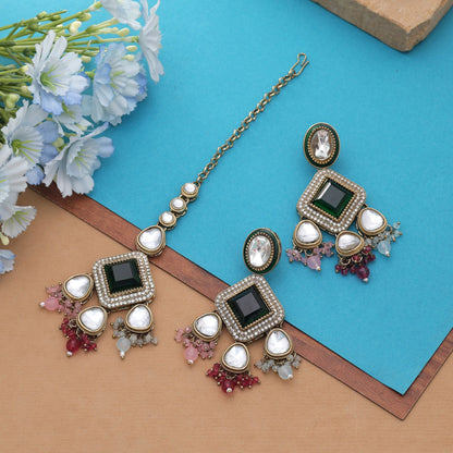 Stilvolles Multi Color Kundan Ohrringe Tikka Set für traditionelle Partys und Anlässe