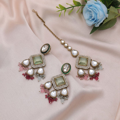 Reizendes mehrfarbiges Kundan-Ohrringe-Tikka-Set mit hochwertiger ethnischer Kunstfertigkeit