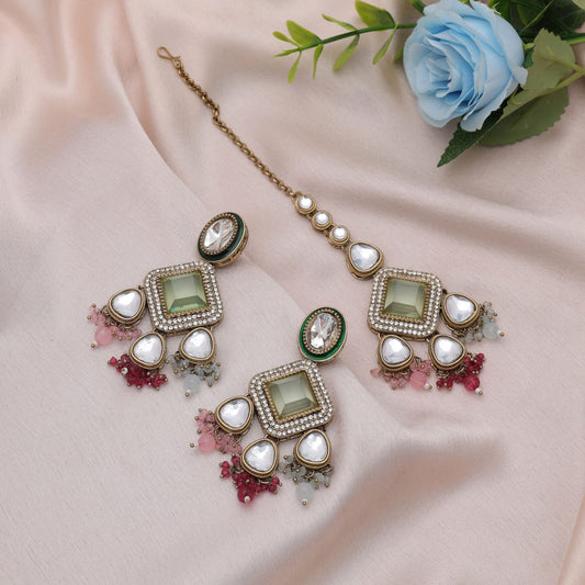 Reizendes mehrfarbiges Kundan-Ohrringe-Tikka-Set mit hochwertiger ethnischer Kunstfertigkeit