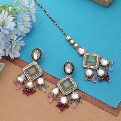 Reizendes mehrfarbiges Kundan-Ohrringe-Tikka-Set mit hochwertiger ethnischer Kunstfertigkeit