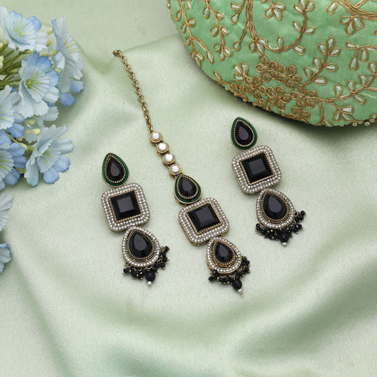 Stilvolles schwarzes Kundan-Ohrring-Tikka-Set mit ausgefallenem traditionellem Kunstwerk-Appeal