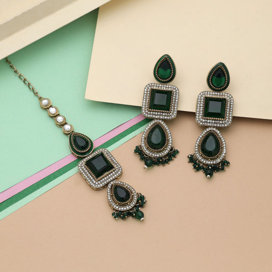 Elegantes Kundan Ohrringe und Tikka Set in Grün mit reicher traditioneller Ausstrahlung