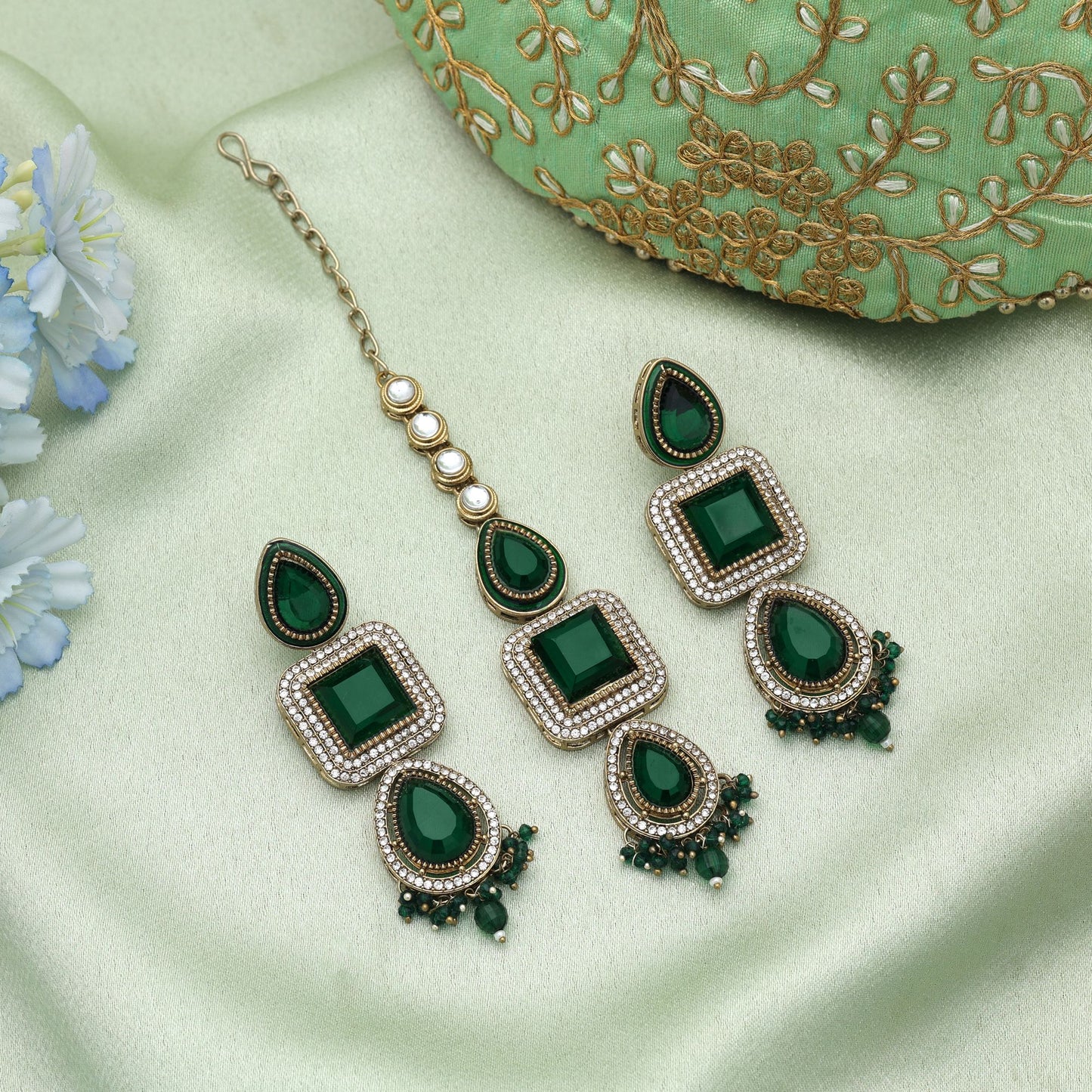 Elegantes Kundan Ohrringe und Tikka Set in Grün mit reicher traditioneller Ausstrahlung