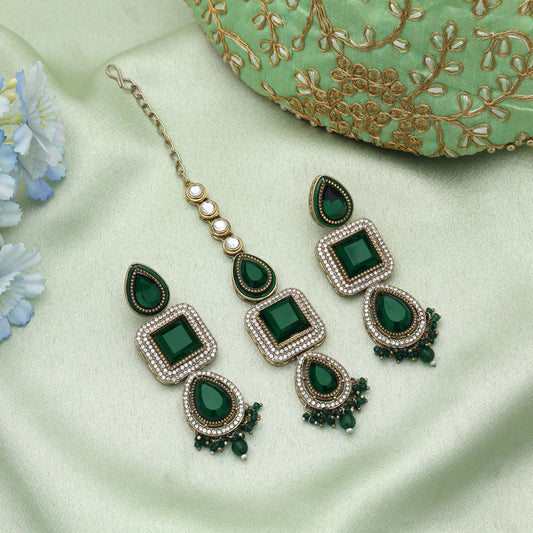 Elegantes Kundan Ohrringe und Tikka Set in Grün mit reicher traditioneller Ausstrahlung