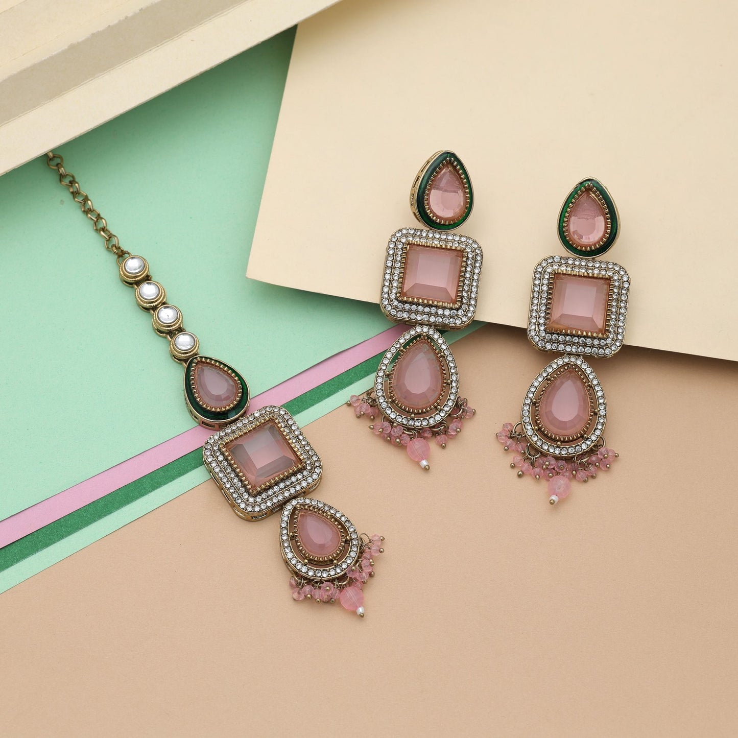 Hochwertiges hellrosa Kundan-Ohrring- und Tikka-Set mit elegantem ethnischem Design