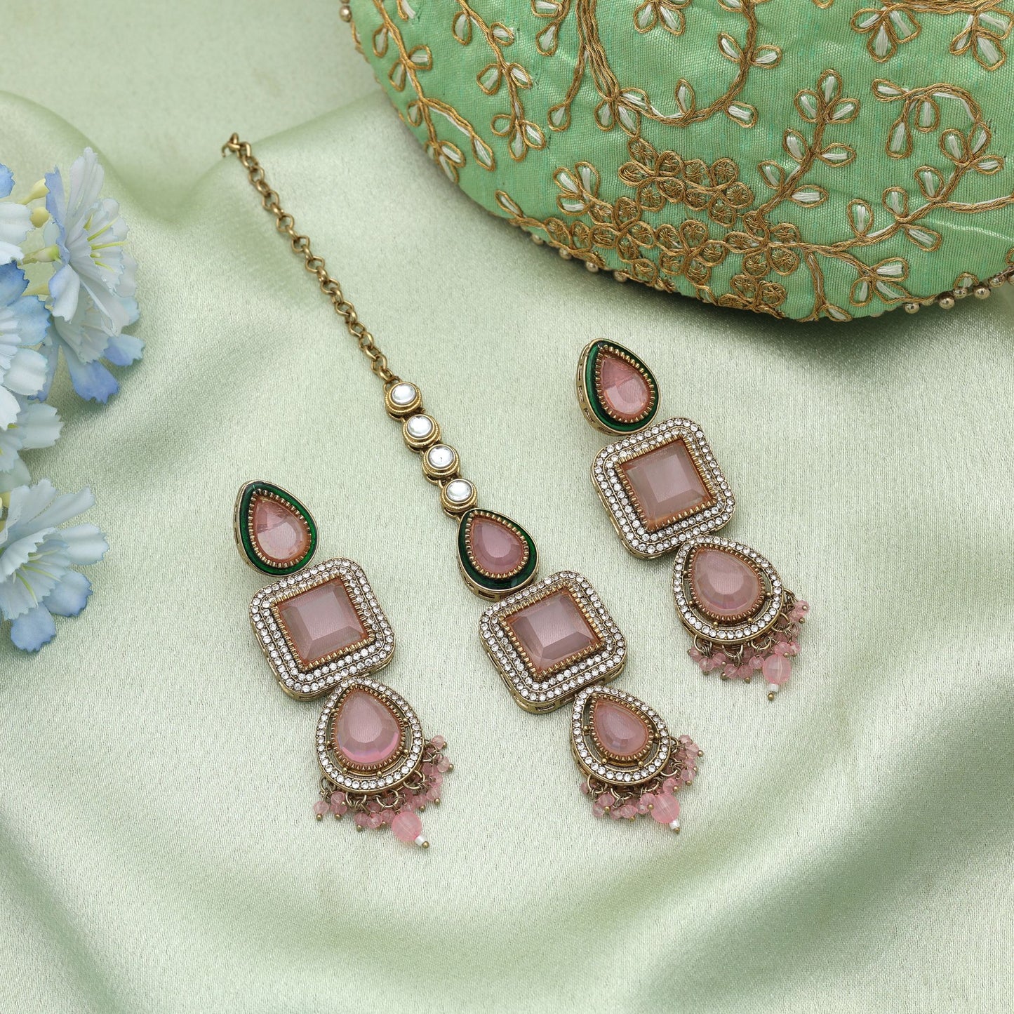 Hochwertiges hellrosa Kundan-Ohrring- und Tikka-Set mit elegantem ethnischem Design