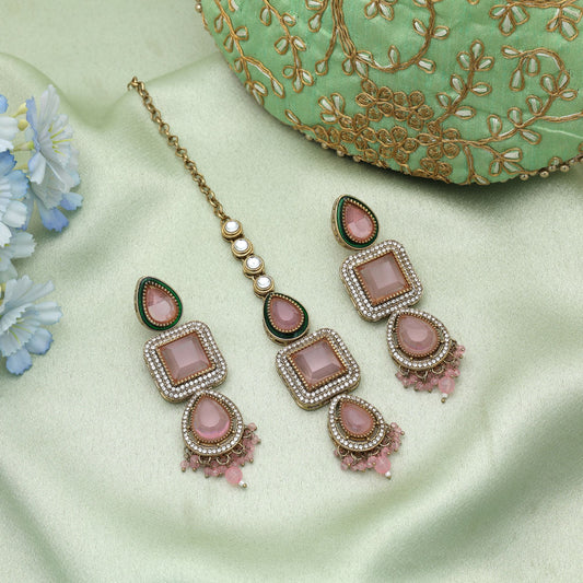 Hochwertiges hellrosa Kundan-Ohrring- und Tikka-Set mit elegantem ethnischem Design
