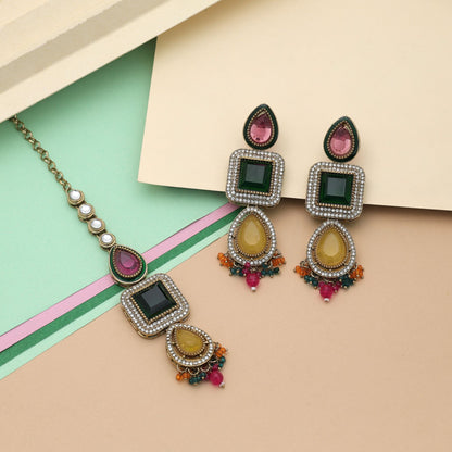 Premium Mehrfarbiges Kundan Ohrringe Tikka Set mit traditionellem ethnischem Schmuck-Finish