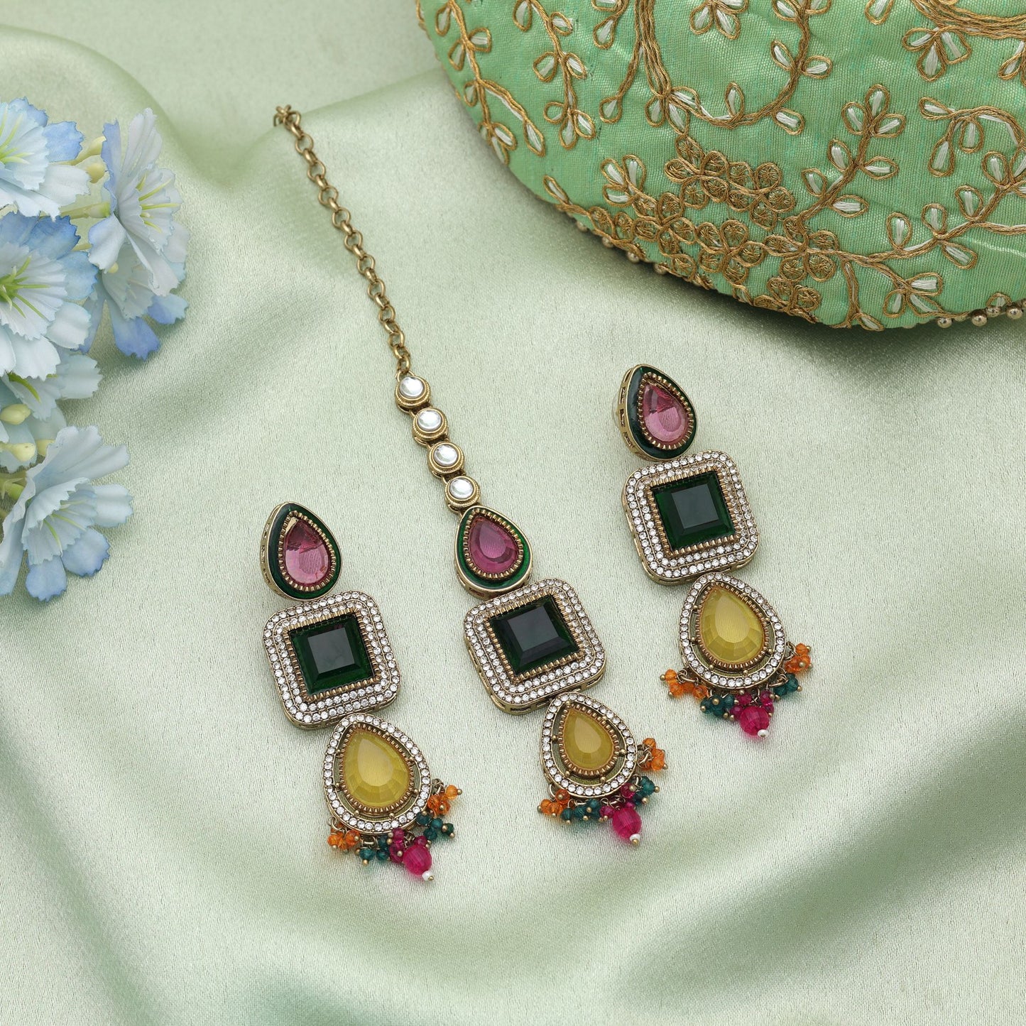 Premium Mehrfarbiges Kundan Ohrringe Tikka Set mit traditionellem ethnischem Schmuck-Finish