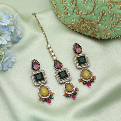 Premium Mehrfarbiges Kundan Ohrringe Tikka Set mit traditionellem ethnischem Schmuck-Finish