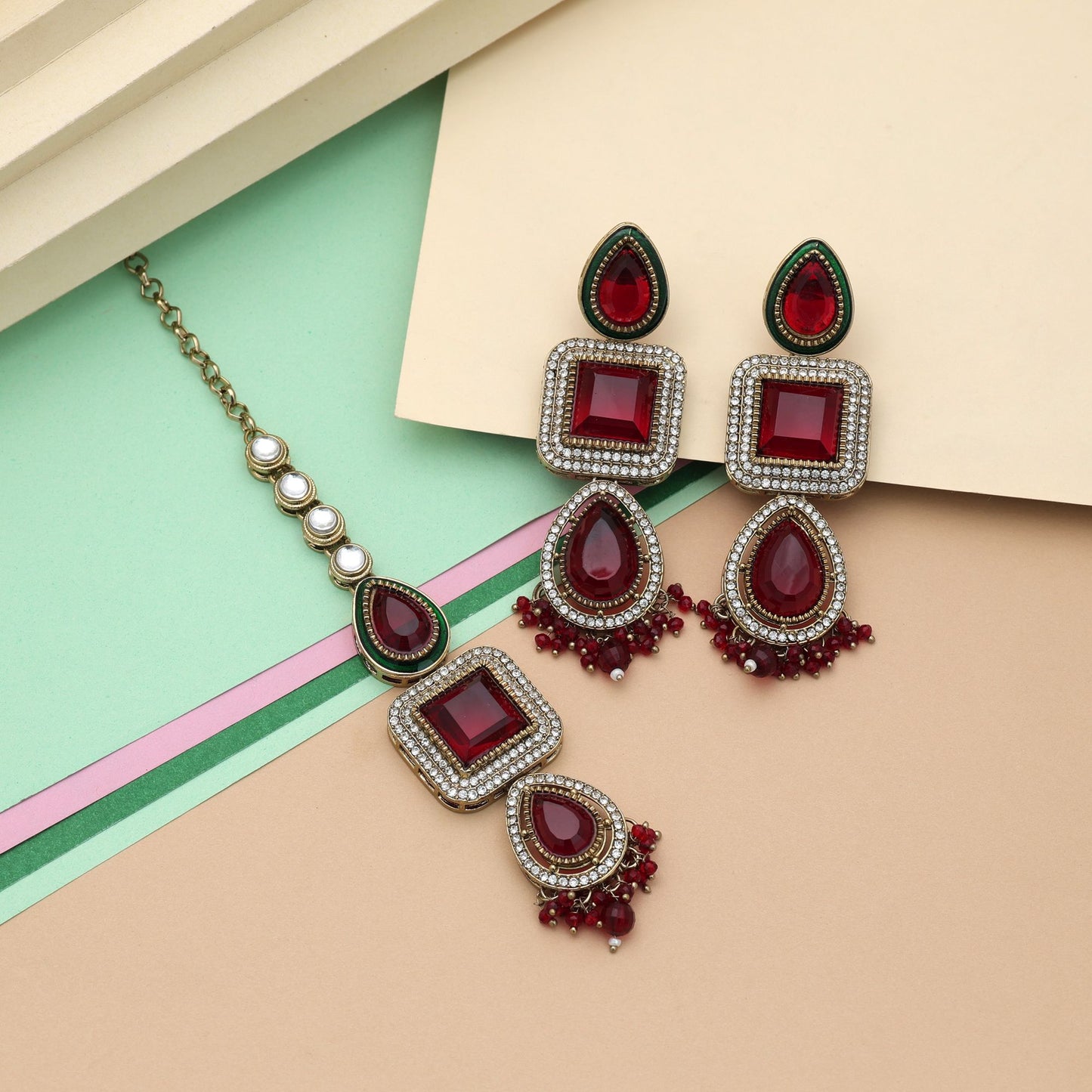 Klassisches Kundan-Ohrringe-Tikka-Set in Maroon für traditionelle Hochzeitsfeiern