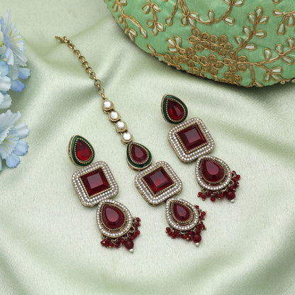 Klassisches Kundan-Ohrringe-Tikka-Set in Maroon für traditionelle Hochzeitsfeiern