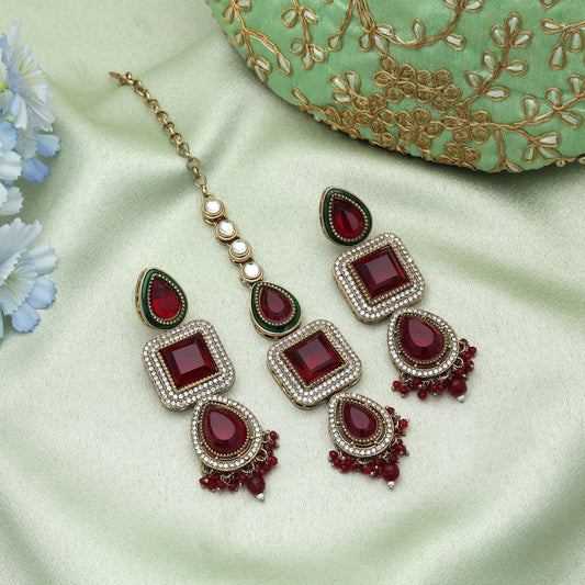 Klassisches Kundan-Ohrringe-Tikka-Set in Maroon für traditionelle Hochzeitsfeiern