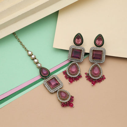 Stilvolles Rani-farbenes Kundan-Ohrring-Tikka-Set mit festlichem Brautschmuck-Finish