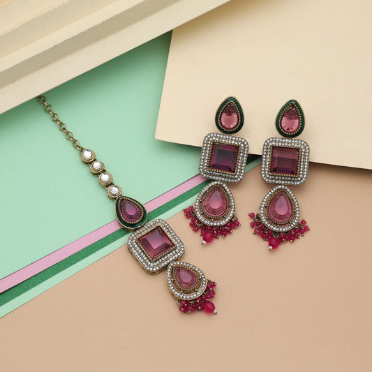 Stilvolles Rani-farbenes Kundan-Ohrring-Tikka-Set mit festlichem Brautschmuck-Finish