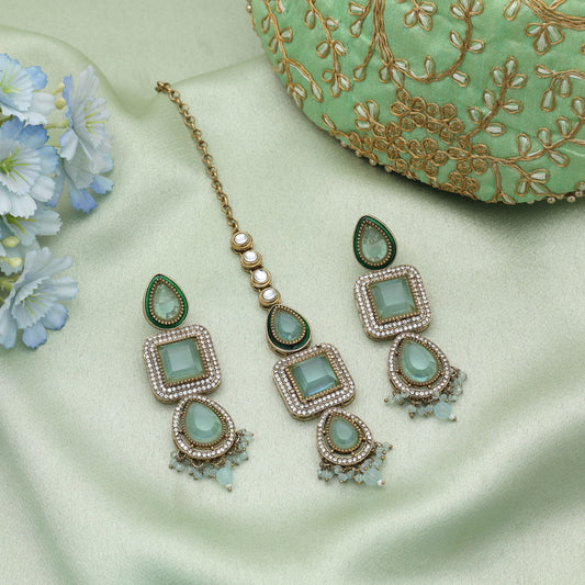 Anmutiges himmelblaues Kundan-Ohrring-Tikka-Set für Hochzeits- und festliche Anlässe