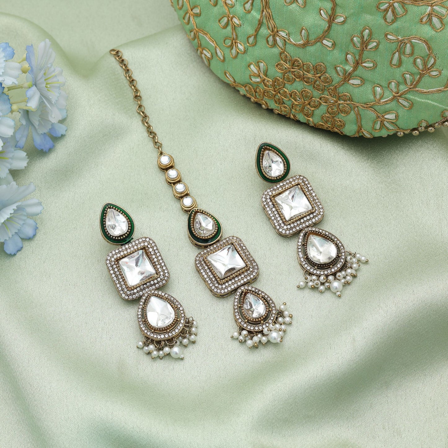 Anmutige, weiße Kundan-Ohrringe und Tikka-Set für festliche Anlässe und Brautkollektion