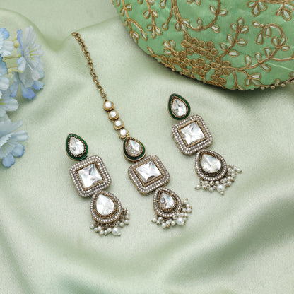 Anmutige, weiße Kundan-Ohrringe und Tikka-Set für festliche Anlässe und Brautkollektion