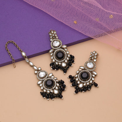 Elegantes schwarzes Kundan-Ohrring-Tikka-Set für festliche, traditionelle Mode-Looks
