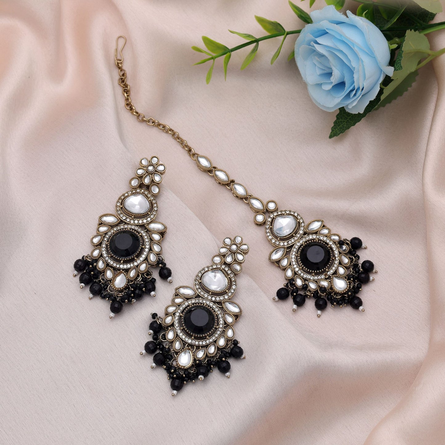 Elegantes schwarzes Kundan-Ohrring-Tikka-Set für festliche, traditionelle Mode-Looks
