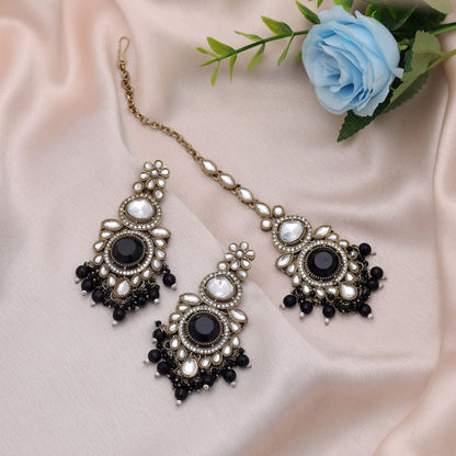 Elegantes schwarzes Kundan-Ohrring-Tikka-Set für festliche, traditionelle Mode-Looks