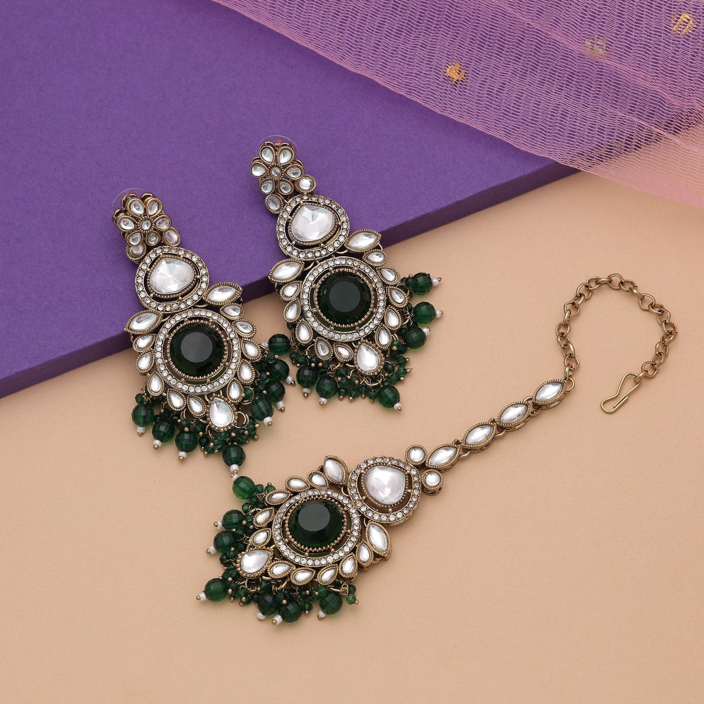 Kundan-Ohrringe und Tikka-Set in Royalgrün mit klassischem Braut-Artwork-Design