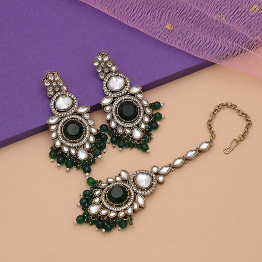 Kundan-Ohrringe und Tikka-Set in Royalgrün mit klassischem Braut-Artwork-Design