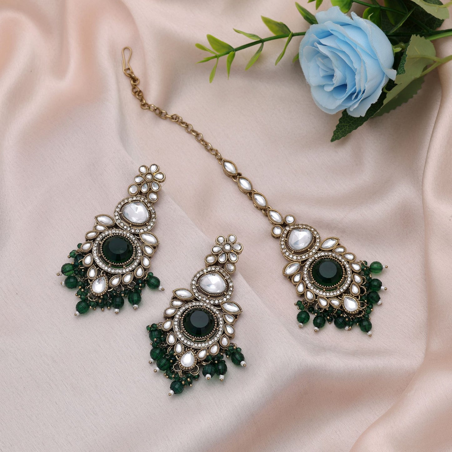 Kundan-Ohrringe und Tikka-Set in Royalgrün mit klassischem Braut-Artwork-Design
