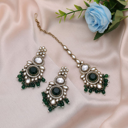 Kundan-Ohrringe und Tikka-Set in Royalgrün mit klassischem Braut-Artwork-Design