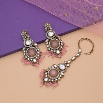 Charmantes hellrosa Kundan-Ohrring- und Tikka-Set für Hochzeits-Styling