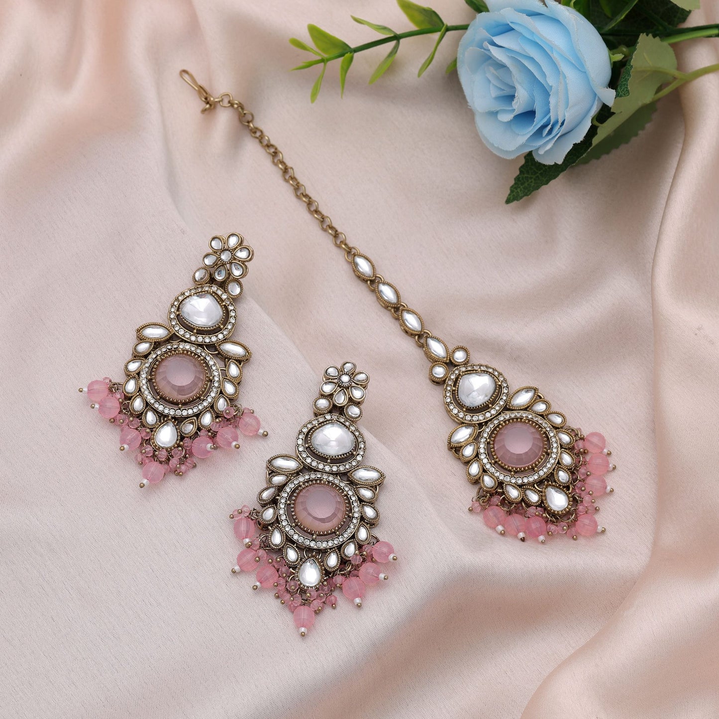Charmantes hellrosa Kundan-Ohrring- und Tikka-Set für Hochzeits-Styling