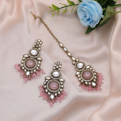 Charmantes hellrosa Kundan-Ohrring- und Tikka-Set für Hochzeits-Styling