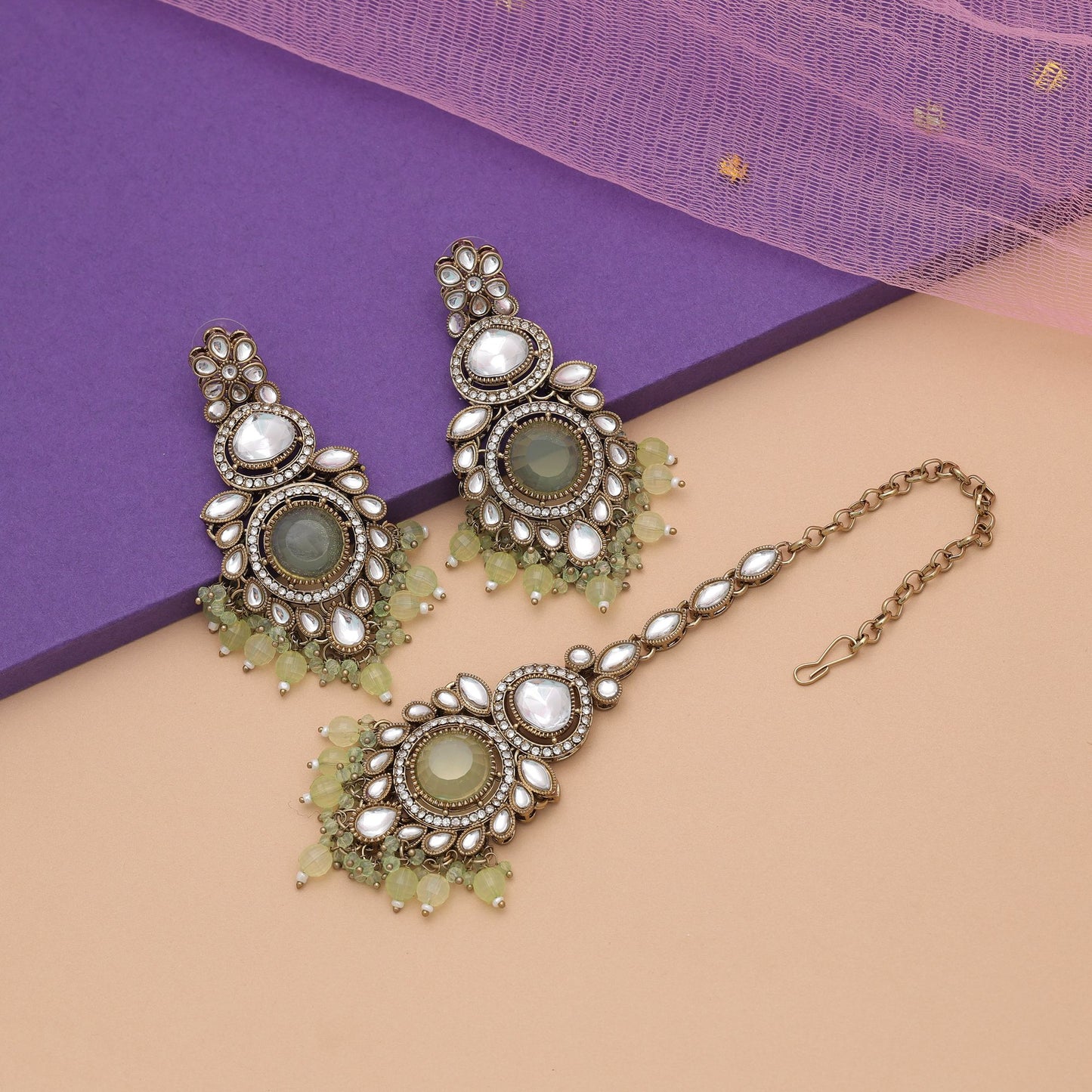 Elegantes Pista-Grün Kundan-Ohrringe & Tikka-Set für ethnische Hochzeitsmode