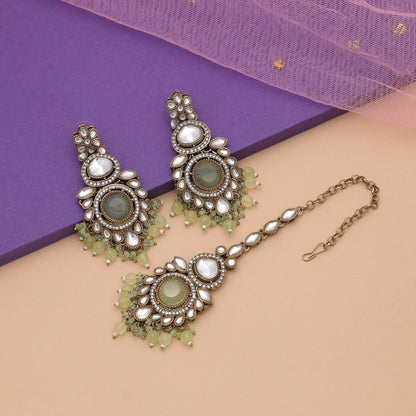 Elegantes Pista-Grün Kundan-Ohrringe & Tikka-Set für ethnische Hochzeitsmode