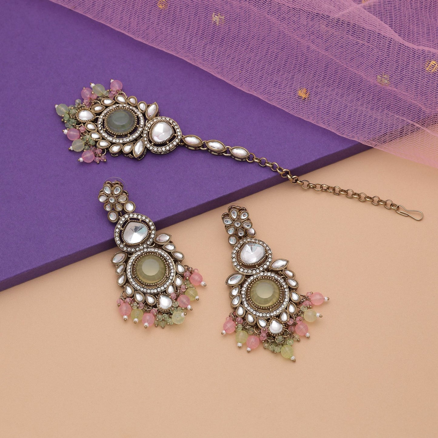 Charmantes Pista-Grün & Pinkfarbenes Kundan Ohrringe Tikka Set mit königlichem Finish