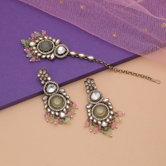 Charmantes Pista-Grün & Pinkfarbenes Kundan Ohrringe Tikka Set mit königlichem Finish