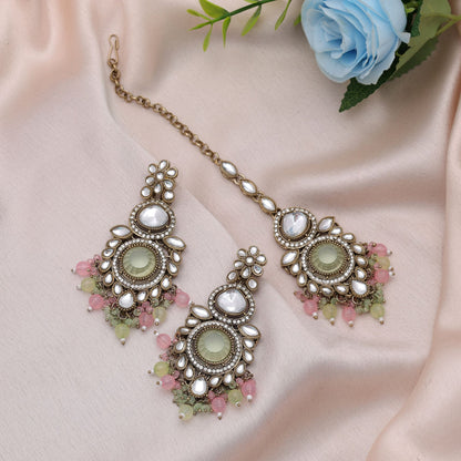 Charmantes Pista-Grün & Pinkfarbenes Kundan Ohrringe Tikka Set mit königlichem Finish