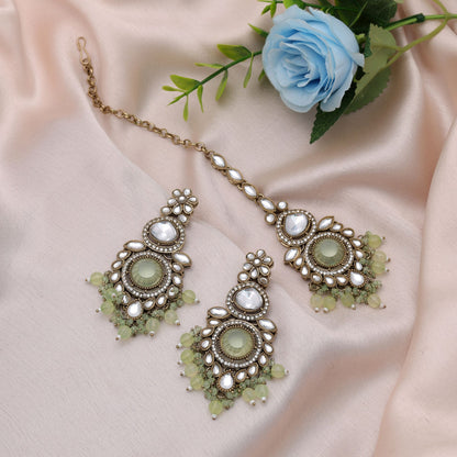 Elegantes Pista-Grün Kundan-Ohrringe & Tikka-Set für ethnische Hochzeitsmode