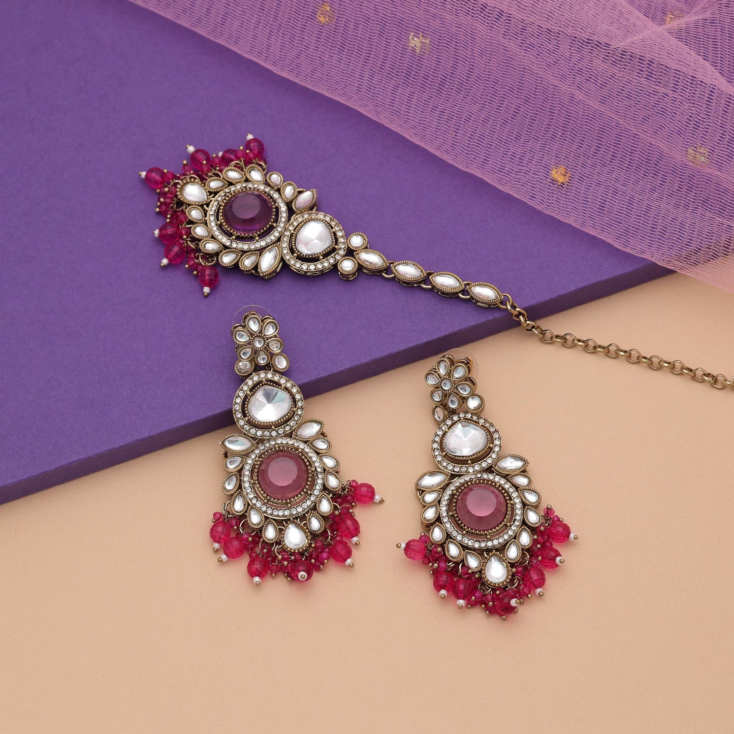 Stilvolles Rani-farbenes Kundan Ohrringe und Tikka Set für Damen – Festliche Anlass Kollektion