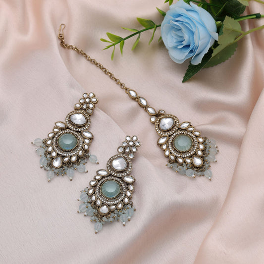Premium Himmelblaue Kundan Ohrringe und Tikka Set mit elegantem ethnischem Reiz