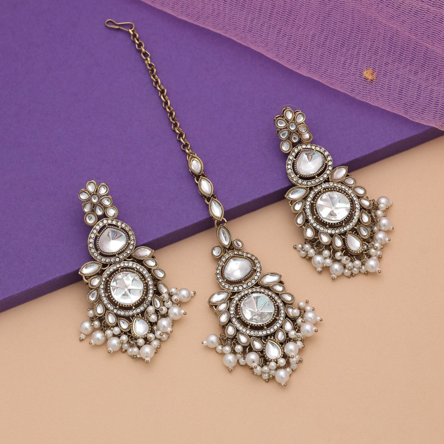 Klassisches weißes Kundan-Ohrring-Tikka-Set für traditionelles Party-Styling der Braut