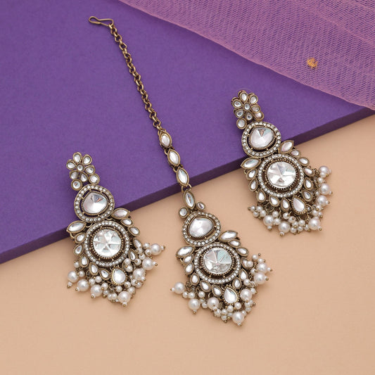 Klassisches weißes Kundan-Ohrring-Tikka-Set für traditionelles Party-Styling der Braut