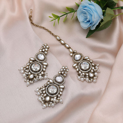 Klassisches weißes Kundan-Ohrring-Tikka-Set für traditionelles Party-Styling der Braut