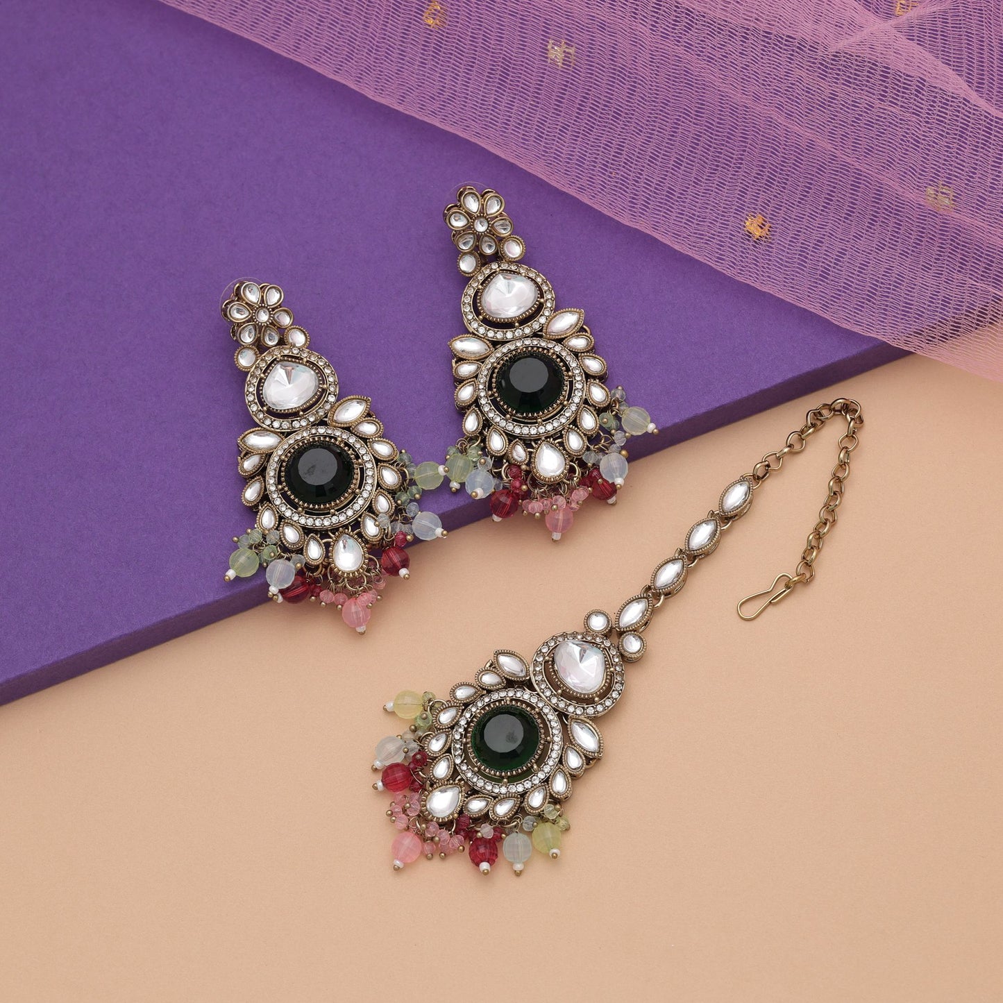 Premium Mehrfarbiger Kundan Ohrringe Tikka Set mit elegantem ethnischem Design-Appeal