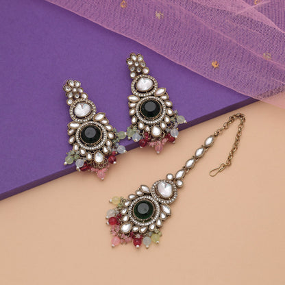 Premium Mehrfarbiger Kundan Ohrringe Tikka Set mit elegantem ethnischem Design-Appeal