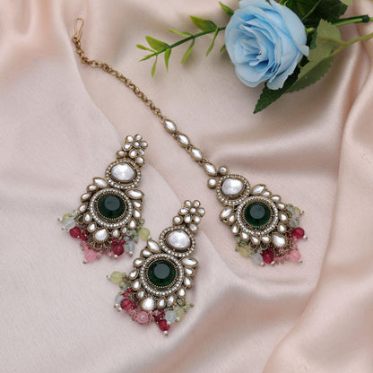 Premium Mehrfarbiger Kundan Ohrringe Tikka Set mit elegantem ethnischem Design-Appeal